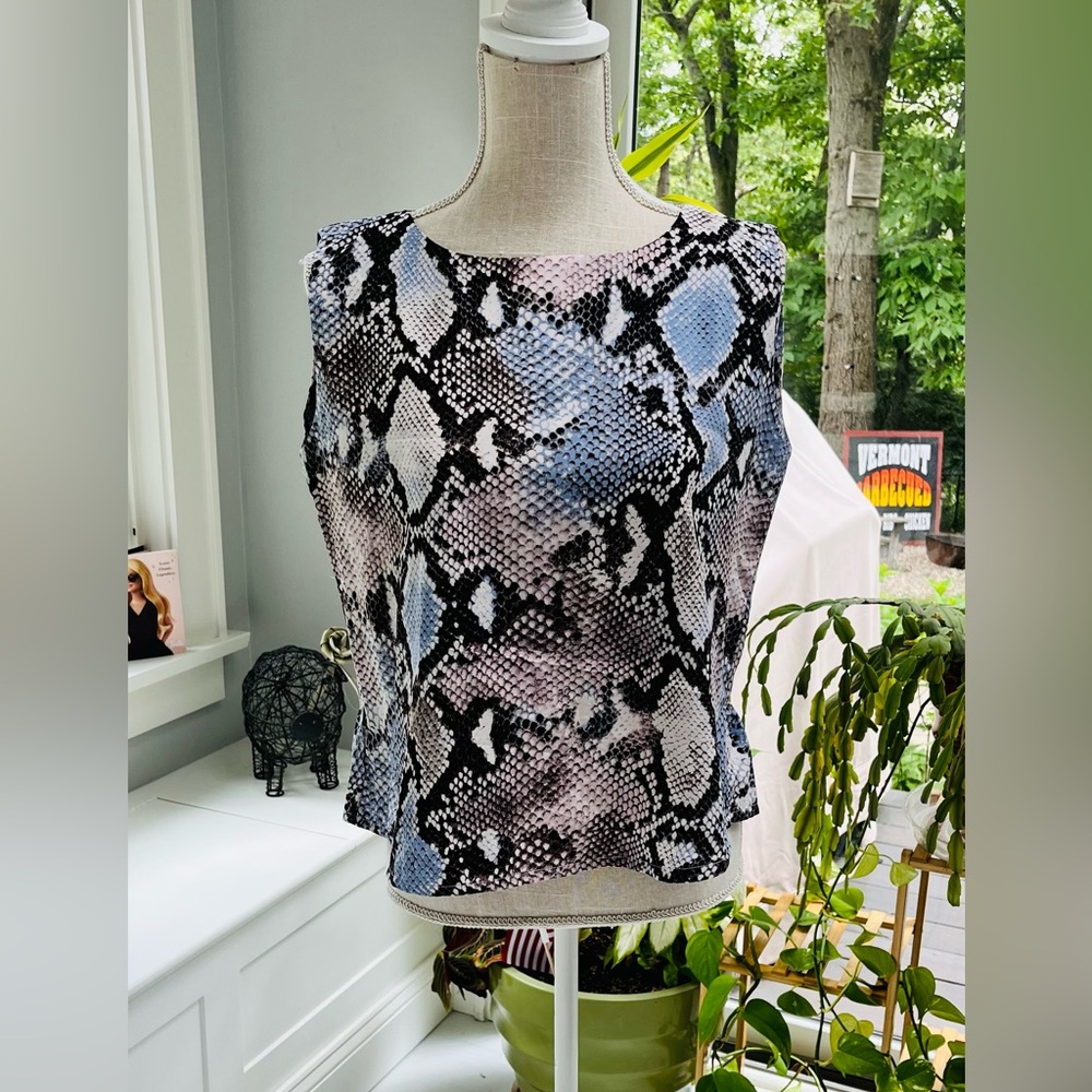 Sleeveless snake top with ruffle